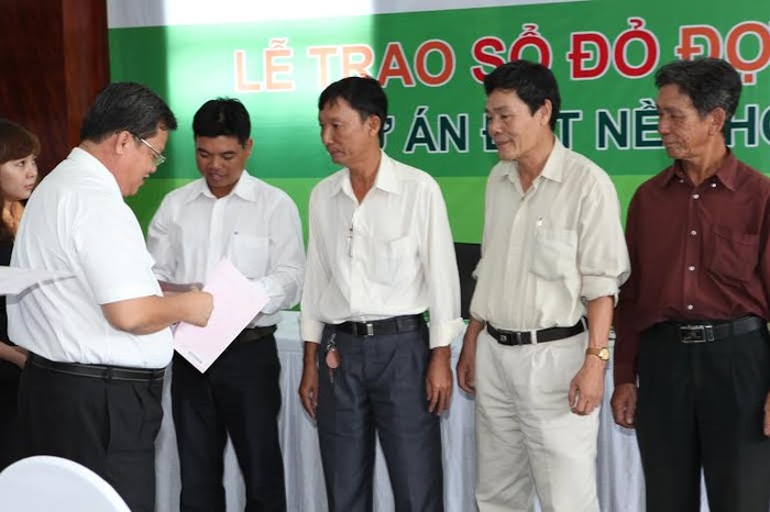Ông Lê Hùng - Chủ tịch HĐQT Công ty HAMT trao sổ đỏ cho khách hàng đợt 1.