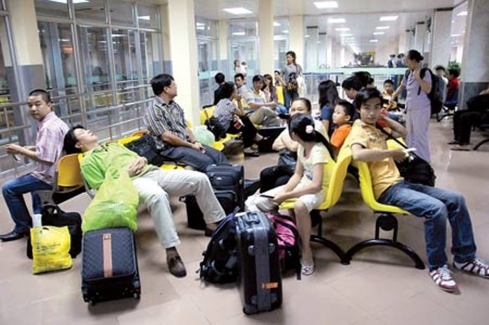 Khách hàng ngán ngẩm chờ đợi giờ bay do các hãng hàng không hoãn hủy chuyến (ảnh minh họa)
