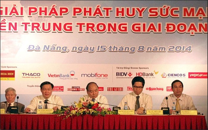 Phó Thủ tướng Nguyễn Xuân Phúc (ngồi thứ 3 từ trái qua phải) tham dự Diễn đàn kinh tế miền Trung với chủ đề “Giải pháp phát huy sức mạnh miền Trung trong giai đoạn mới”