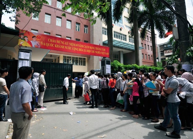 Hàng nghìn lượt thí sinh nộp hồ sơ thi tuyển công chức tại Cục thuế Hà Nội, số 187 Giảng Võ (ảnh nguồn Tri Thức Trực Tuyến).
