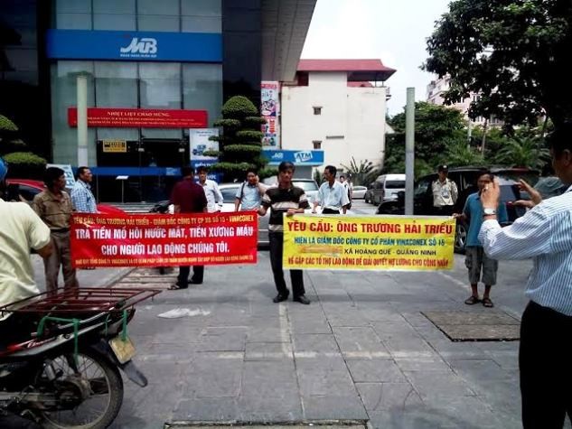 Sáng 22/8 tại Tòa nhà Tổng Công ty Vinaconex gần 30 lao động đã căng băng rồn yêu cầu ông Trương Hải Triều - Giám đốc Công ty Vinaconex 15 trả nợ tiền lương cho người lao động.