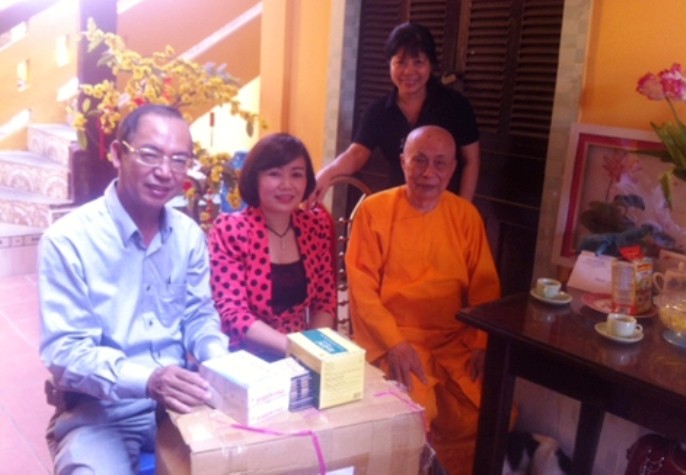 PGS.TS Trương Văn Tuấn (ngoài cùng từ trái qua phải) và tặng thuốc cho chùa Giác Huệ