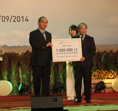 Chủ tịch Ủy Ban Trung ương Mặt trận tổ quốc Việt Nam Nguyễn Thiện Nhân trao 1 triệu ly sữa tươi sạch học đường TH School MILK cho đại diện Bộ Giáo dục và Đào tạo.