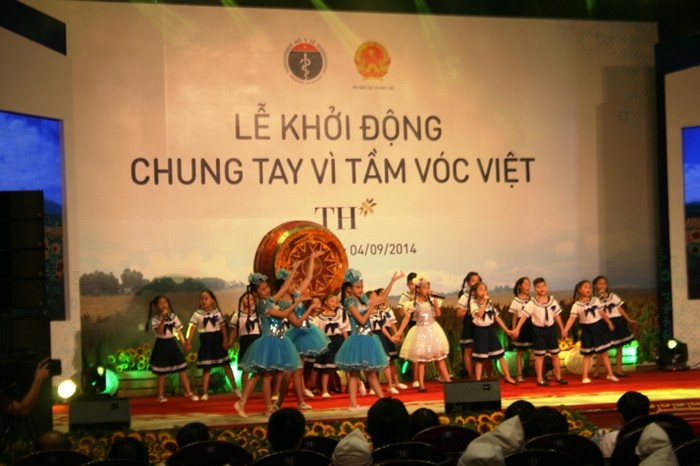 Lễ khởi động Chương trình “Chung tay vì tầm vóc Việt” được mở đầu với chương trình múa hát do các em học sinh tiểu học đại diện cho các học sinh mẫu giáo, tiểu học cả nước biểu diễn.