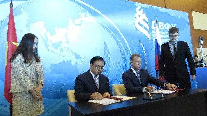 Phó Thủ Tướng Hoàng Trung Hải và Phó Thủ Tướng thứ nhất Chính phủ Liên Bang Nga Igor Shuvalov ký biên bản ghi nhờ hợp tác kinh tế thương mại và khoa học kỹ thuật