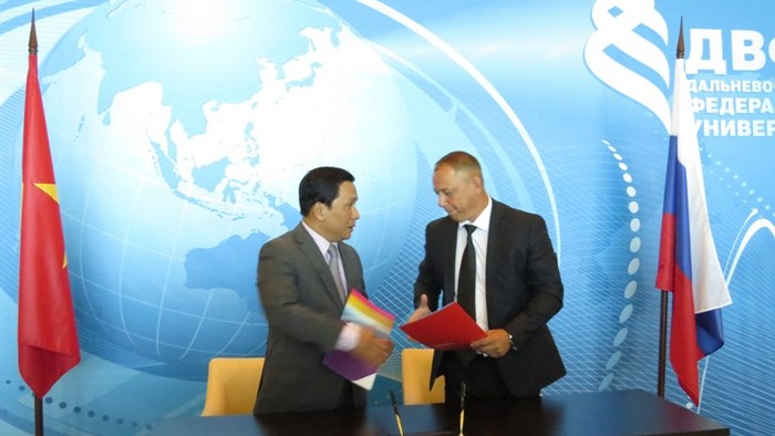 Ông Đinh Việt Phương - Phó TGĐ VietJet Air và Tổng Giám đốc Sân bay Vladivostok (Nga) ký thỏa thuận
