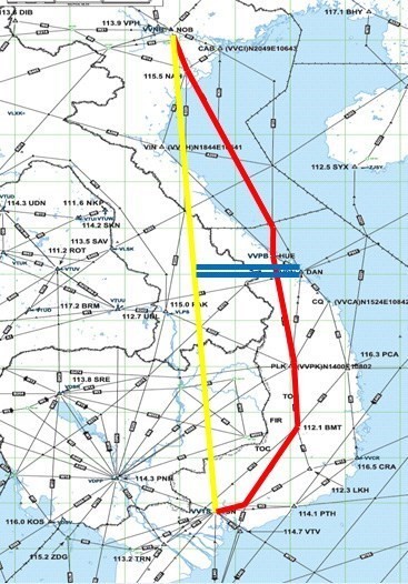 Đường bay hiện nay (màu đỏ) và đường bay thẳng theo đề xuất của ông Trần Đình Bá (màu vàng).