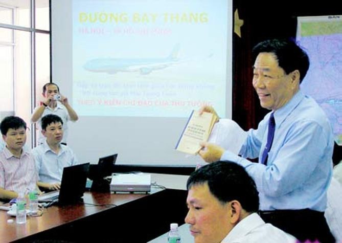 Ông Mai Trọng Tuấn (đứng) giới thiệu bản thảo dự án “Đường bay vàng” mà ông viết từ năm 1983.