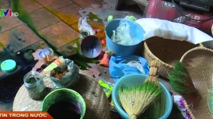 Những chai, hộp hóa chất lạ được phóng viên VTV ghi lại tại nhà ông Tạng (ảnh cắt từ Clip)