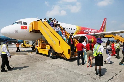 Hành khách đáp máy bay xuống Nội Bài.
