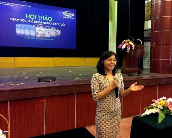 Bà Nguyễn Thị Mỹ Hòa – Trưởng ban nhãn hiệu ngành hàng sữa bột (Vinamilk) chia sẻ những thông tin hữu ích của các sản phẩm dinh dưỡng dành cho người cao tuổi.