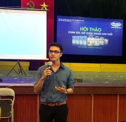 Ông Nguyễn Trường Song Pha - Trưởng ban nhãn hiệu trao đổi với người tiêu dùng về sản phẩm sữa tiệt trùng Flex không Lactoza.