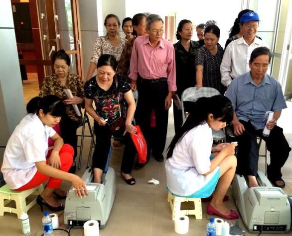 Vinamilk tổ chức đo loãng xương cho người cao tuổi Hà Nội, giúp người cao tuổi phát hiện và phòng ngừa loãng xương.