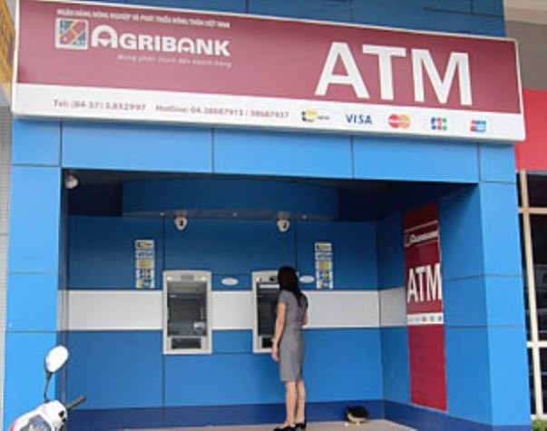 Cây ATM bị lỗi, nhân viên Ngân hàng Agribank chi nhánh Bình Lục bắt khách hàng chờ khi nào số tiền trong ATM còn dư 5 triệu sẽ chuyển trả (ảnh minh họa)