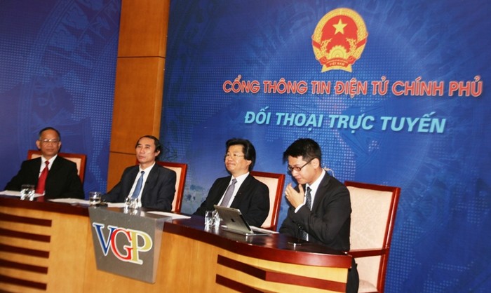 TS Nguyễn Minh Phong (ngồi thứ hai từ trái qua phải), ông Nguyễn Văn Phụng Vụ Quản lý doanh nghiệp lớn - Tổng Cục thuế, tiếp đến là ông Đỗ Nhất Hoàng - Cục trưởng Cục Đầu tư nước ngoài.