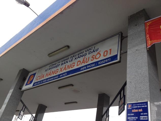 Cửa hàng xăng dầu số 1 (Trần Quang Khải, Hà Nội) bị tố gian lận xăng dầu.