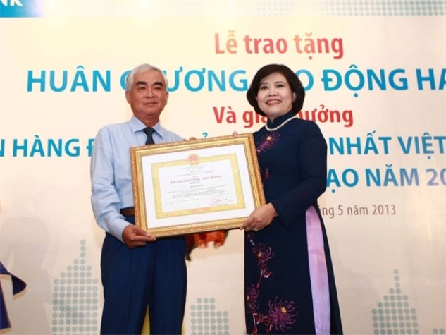 Ông Lê Hùng Dũng đã vinh dự đón nhận Huân chương Lao động hạng Ba vì đã có nhiều thành tích đóng góp cho xã hội từ năm 2008 đến nay
