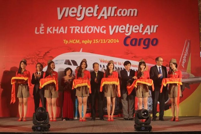 Cắt băng khai trương VietjetAir Cargo