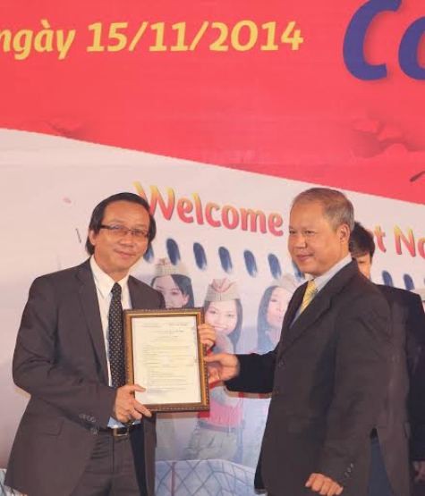 Ông Võ Huy Cường - Cục phó Cục Hàng không Việt Nam (bên phải) trao giấy phép hoạt động trong lĩnh vực khai thác thương mại hàng hóa trên toàn mạng lưới đường bay của Vietjet cho ông Đỗ Xuân Quang, Tổng Giám đốc VietjetAir Cargo.