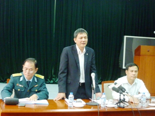 Cục trưởng Cục Hàng không Lại Xuân Thanh (giữa) trả lời câu hỏi của phóng viên tại cuộc họp báo