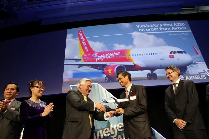 Thứ trưởng Bộ Giao thông vận tải nhận món quà là mô hình máy bay Airbus A320 thu nhỏ từ ông John Leahy – Tổng Giám đốc Thương mại toàn cầu của Airbus