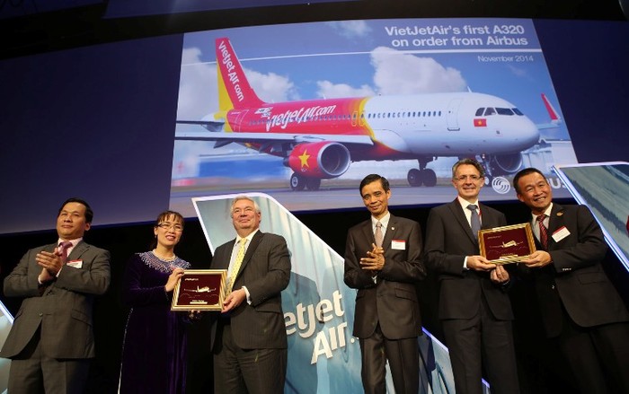 Thứ trưởng Phạm Quý Tiêu (đứng giữ vỗ tay) chúc mừng lễ bàn giao máy bay của VietJet Air và Airbus.