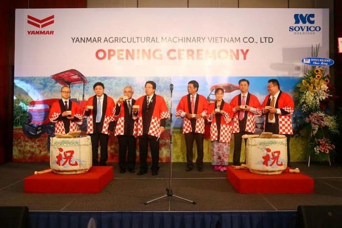 Đại diện Tập đoàn Yanmar Nhật Bản và Tập đoàn Sovico Holdings chúc mừng cho sự ra đời của Công ty TNHH Máy nông nghiệp Yanmar Việt Nam.