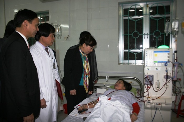 Bộ trưởng Bộ Y tế thăm bệnh nhân chạy thận tại Bệnh viện Đa khoa tỉnh Cao Bằng
