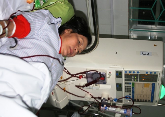 Bà Phùng Thị Xuân bệnh nhân suy thận mãn tính phải chạy thận tại Bệnh viện Đa khoa tỉnh Cao Bằng chia sẻ những cảm xúc trong lần đầu tiên được gặp Bộ trưởng Bộ Y tế Nguyễn Thị Kim Tiến