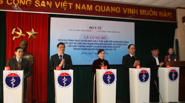 Bộ trưởng Bộ Y tế Nguyễn Thị Kim Tiến bấm nút khai trương Dịch vụ công trực tuyến cấp độ 4