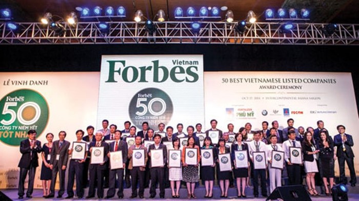 Đại diện Vinamik cùng các doanh nghiệp tại Lễ vinh danh 50 công ty niêm yết tốt nhất VN năm 2014 do tạp chí Forbes tổ chức. Ảnh: Y.L