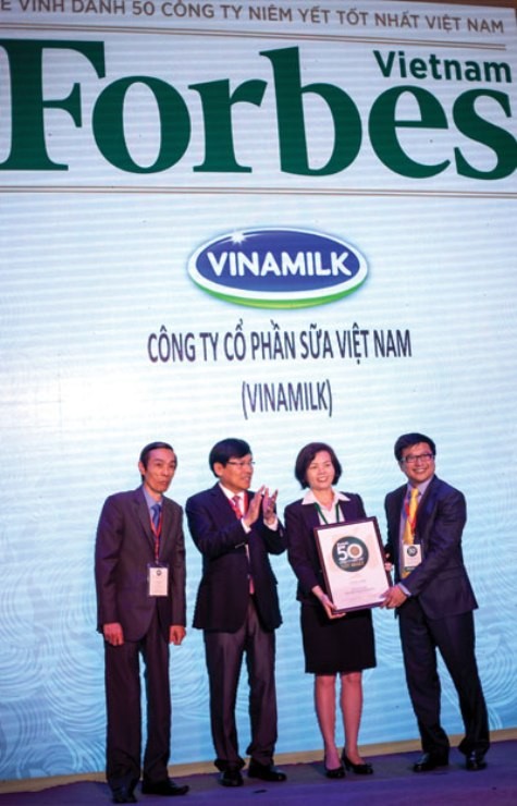 Bà Bùi Thị Hương - Giám đốc điều hành Vinamilk đại diện công ty nhận giải thưởng &quot;Vinamilk là 1 trong 50 công ty niêm yết tốt nhất VN năm 2014” do tạp chí Forbes trao tặng