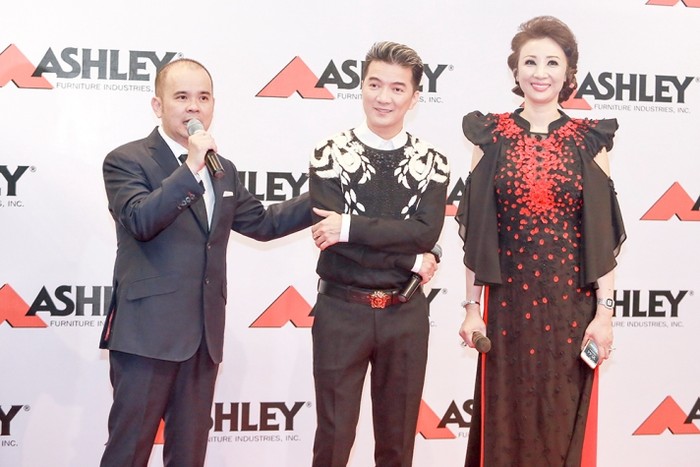 Ông Dương Quốc Nam - chủ thương hiệu Phố Xinh - Con Gà Trống đã tổ chức buổi ra mắt thương hiệu nội thất số 1 của Mỹ ASHLEY tại showroom của Phố Xinh.