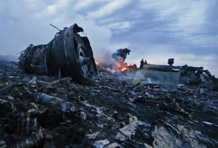 Mảnh vỡ MH17 nằm trên mặt đất sau tai nạn. Ảnh: AP