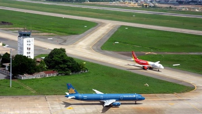 Đường băng tại cảng hàng không sân bay Tân Sơn Nhất - Ảnh: T.L
