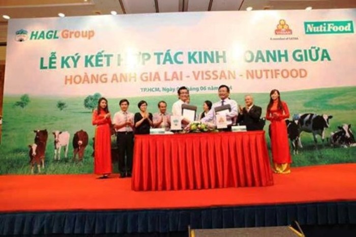 Tập đoàn Hoàng Anh Gia Lai cùng với hai đối tác chiến lược là Công ty Cổ phần thực phẩm dinh dưỡng NutiFood (Công ty Nutifood) và Công ty TNHH Một thành viên Việt Nam Kỹ nghệ Súc sản (VISSAN) tổ chức ký hợp tác đầu tư Dự án chăn nuôi bò sữa, bò thịt và xây dựng nhà máy chế biến.