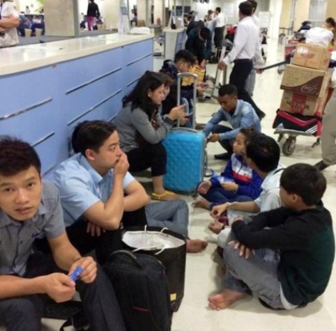 Theo phản ánh của hành khách có người đến sân bay từ lúc 14h nhưng đến hơn 23h ngày 12/2 vẫn còn chờ vì hãng Vietnam Airline (VNA) thông báo... hết chỗ - ảnh Minh Cường
