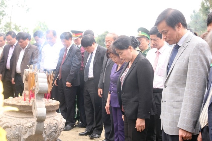 Phút mặc niệm trước mộ cố Đại tướng Võ Nguyên Giáp.