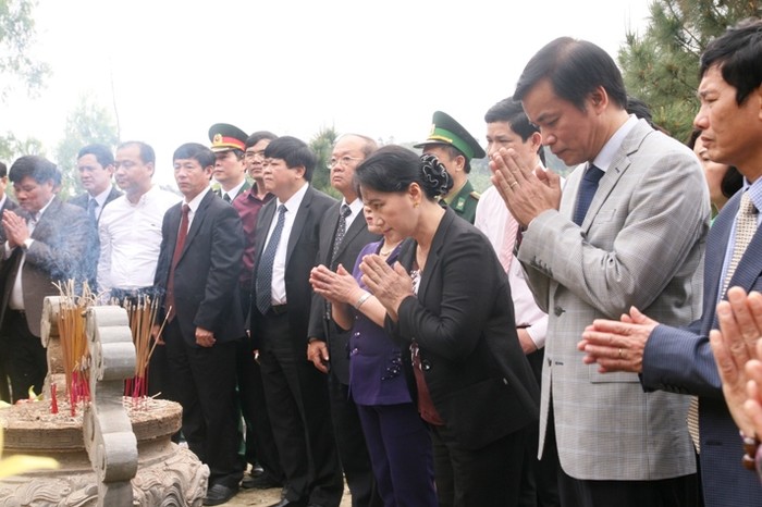 Đoàn công tác của Quốc hội thắp hương tưởng niệm trước mộ cố Đại tướng.