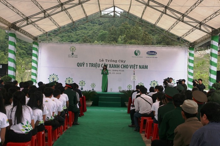 Sáng ngày 6/3/2015, Tổng cục Môi trường thuộc Bộ Tài nguyên và Môi trường và Công ty Cổ phần Sữa Việt Nam Vinamilk đã phối hợp tổ chức Lễ trồng cây ở Khu mộ Đại tướng Võ Nguyên Giáp.