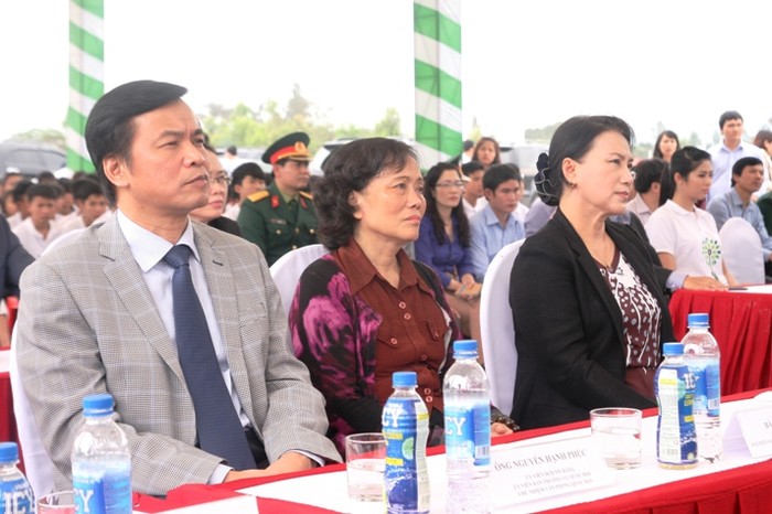 Ngoài cùng từ trái qua phải: Chủ nhiệm văn phòng Quốc hội Nguyễn Hạnh Phúc, con gái cố Đại tướng Võ Nguyên Giáp bà Võ Hòa Bình và Phó Chủ tịch Quốc hội Nguyễn Thị Kim Ngân.