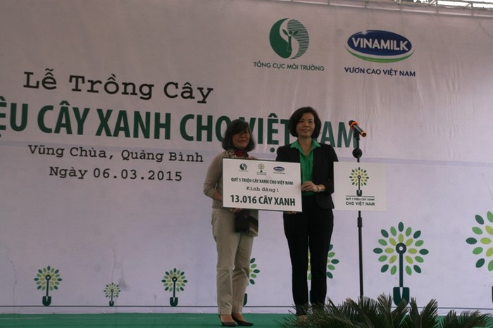 Bà Bùi Thị Hương, Giám Đốc Điều hành Công ty Cổ phần sữa Việt Nam-Vinamilk trao tặng biểu tượng 13.000 cây xanh được trồng tại Khu mộ Đại tướng Võ Nguyên Giáp cho bà Võ Hạnh Phúc (con gái Đại tướng Võ Nguyên Giáp).