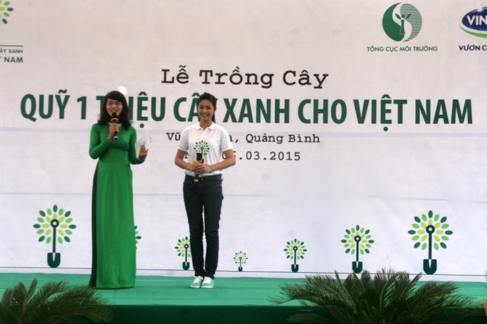 Trong lễ trồng cây đại sứ chương trình &quot;Quỹ 1 triệu cây xanh cho Việt Nam&quot;, Hoa Hậu 2010 Ngọc Hân đã chia sẻ những suy nghĩ của mình với các bạn trẻ.
