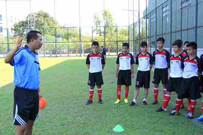 Các học viên được các huấn luyện viên, chuyên gia bóng đá đào tạo kỹ năng chơi bóng bài bản, chuyên nghiệp