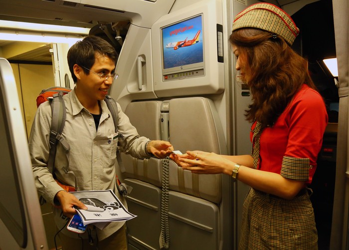 Niềm vui của hành khách khi được may mắn tham gia chuyến bay miễn phí của Vietjet.