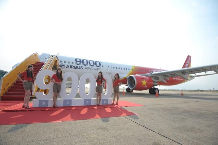 Tàu bay mới được sơn biểu tượng “Airbus 9000th Aircraf”, ghi dấu cột mốc chiếc tàu bay thứ 9000 xuất xưởng của tập đoàn sản xuất tàu bay hàng đầu thế giới. Đây cũng là chiếc máy bay thứ 5 trong đơn hàng mua và thuê 100 máy bay giữa Vietjet và Airbus.