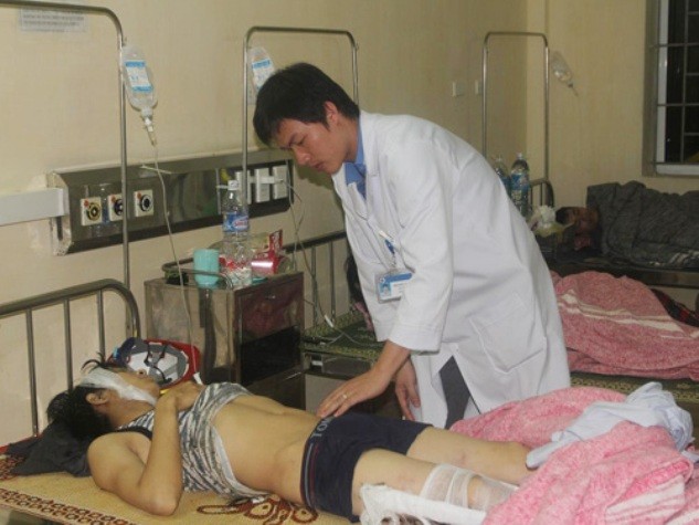 Một công nhân bị thương trong vụ sập giàn giáo Formosa đang được điều trị tại Bệnh viện đa khoa tỉnh Hà Tĩnh (ảnh nguồn NLD)