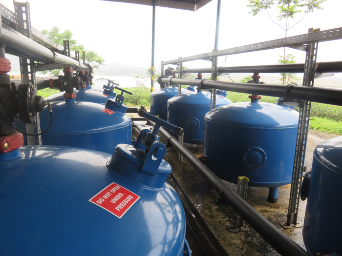 Nguồn nước này được lấy trực tiếp từ hồ sông Sào phía trước mặt, qua hệ thống xử lý, lọc nước của Amiad, tối tân một công nghệ lọc nước hiện đại đảm bảo nước có tiêu chuẩn sạch và tinh khiết…