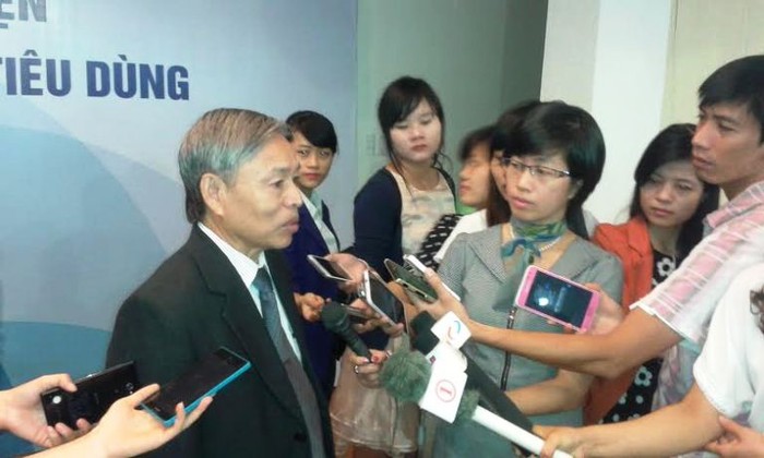 Ông Nguyễn Mạnh Hùng – Tổng thư ký kiêm Chủ tịch Hội Tiêu chuẩn và Bảo vệ người tiêu dùng (Vinastas) trả lời câu hỏi báo chí (ảnh HL).