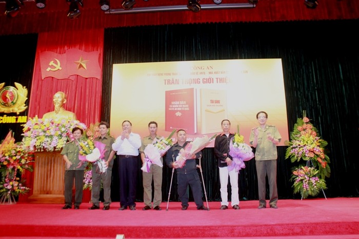 Thượng tướng Bùi Văn Nam, Ủy viên Trung ương Đảng, Thứ trưởng Bộ Công an (ngoài cùng bên trái) tặng hoa cá nhân tiêu biểu có thành tích trong phong trào bảo vệ an ninh tổ quốc